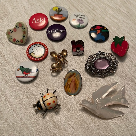 15 different kinds of pins metal wood and ceramic - Picture 6 of 7